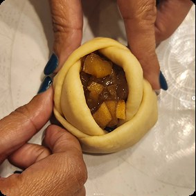 ידיים מגבלות בצק שמרים עם מילוי פירות