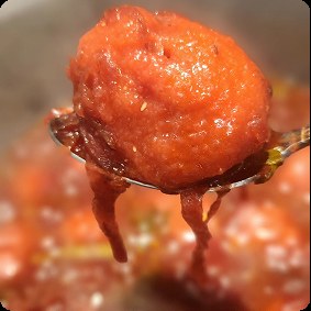 כדור בשר ברוטב עגבניות מוגש בכף