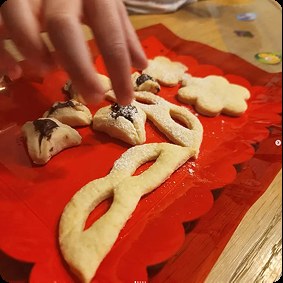 בצק מגולגל בצורות שונות על מגש